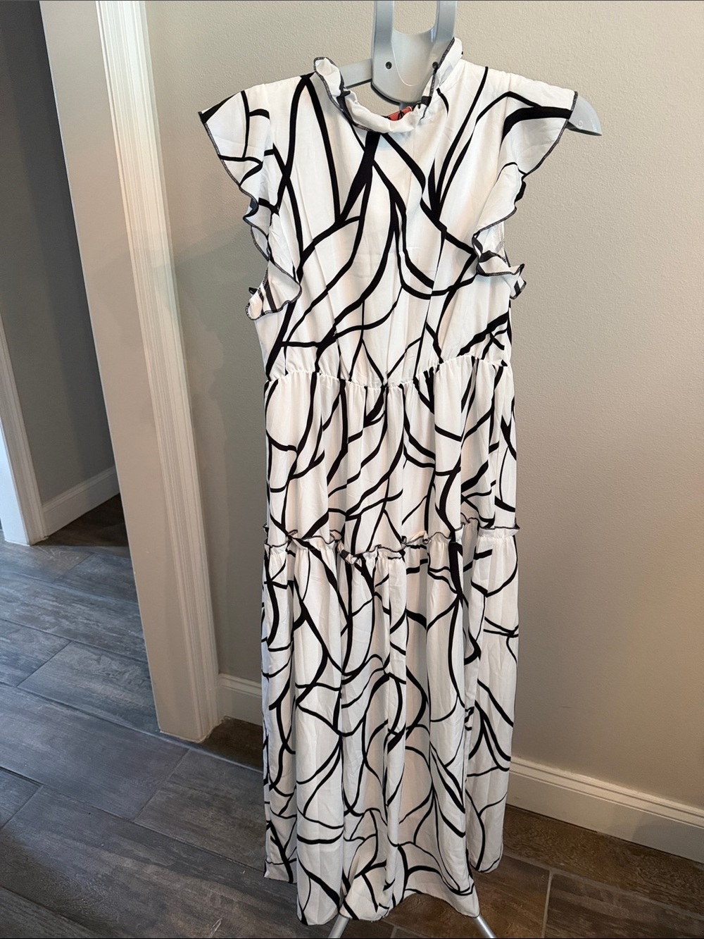 Chic Maxi Dress with Black Abstract Line Print - Picture 6 of 10